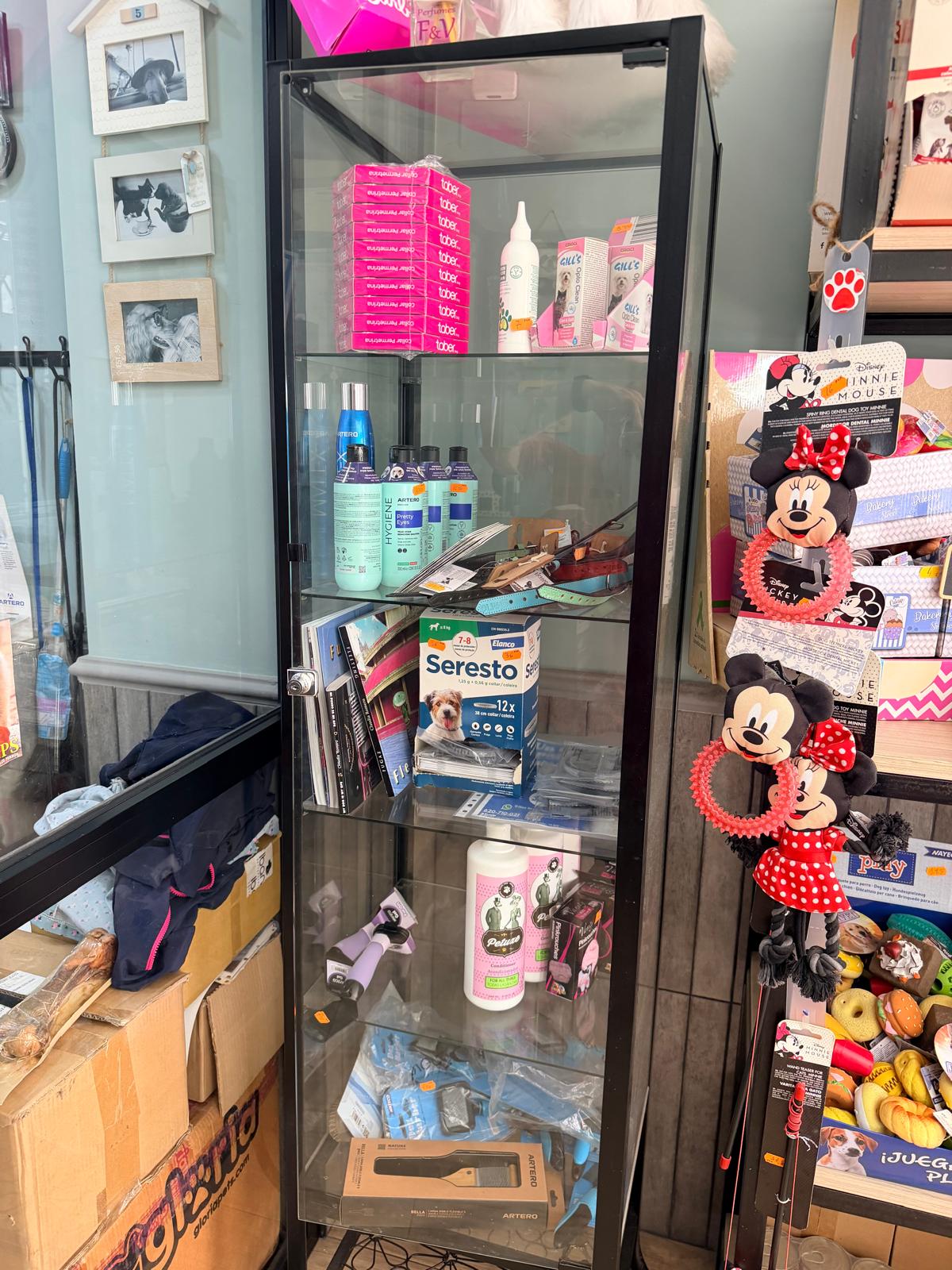 Interior de Mimados, vitrina con productos profesionales de peluquería canina