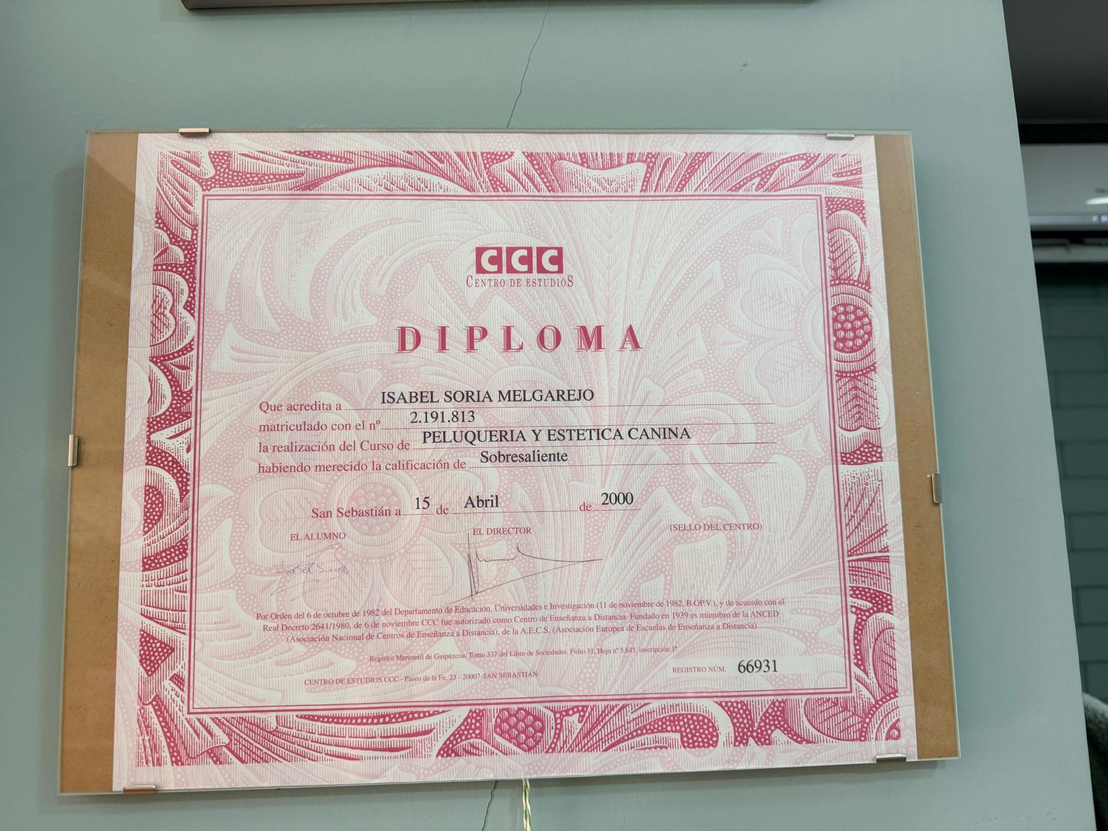Diploma del CCC Centro de Estudios en Peluquería y Estética Canina con calificación Sobresaliente a Isabel Soria Melgarejo
